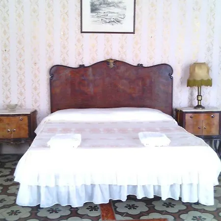 Castelcarlo Bed & Breakfast *